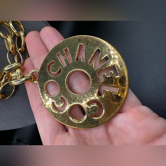 LOT 1431 24K gold plated CHANEL vintage necklace/belt chain with huge pendant - Picture 6 of 15
